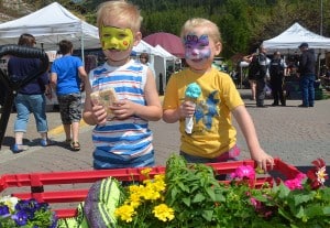 The Revelstoke Farm & Craft Market, every Saturday morning in downtown Revelstoke. Photo: Aaron Orlando/Revelstoke Mountaineer