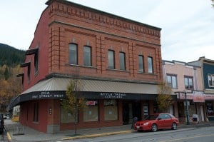 Style Trend Clothiers was one of many downtown businesses papered over in protest on Oct. 21. Photo: Revelstoke Mountaineer