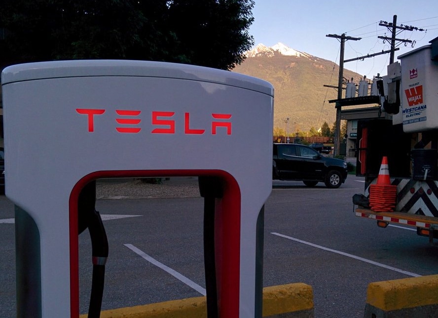 A customer takes a snap of a Tesla charging machine while passing through Revelstoke. Photo: yibaoAC on Twitter