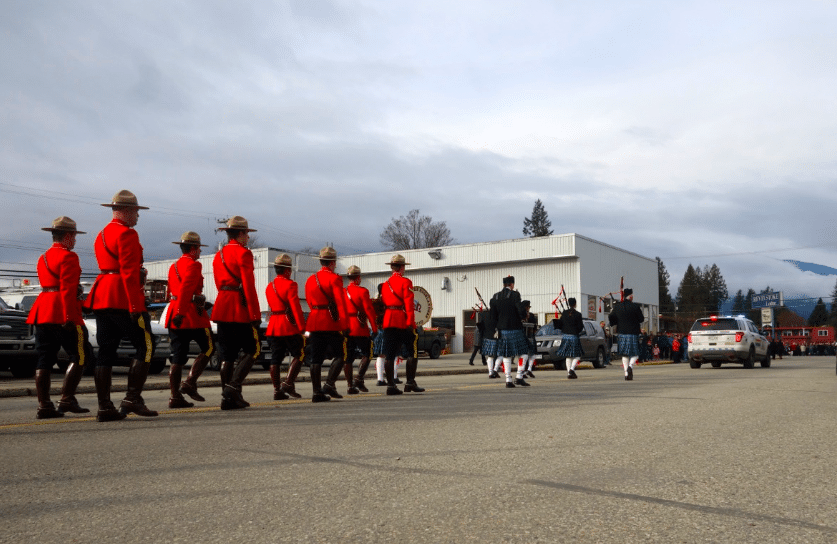 The Revelstoke Mounted Police and the Revelstoke Higherlander Pipe Band march in the parade on Remembrance Day, 2016. Photo: Emily Kemp/Revelstoke Mountaineer