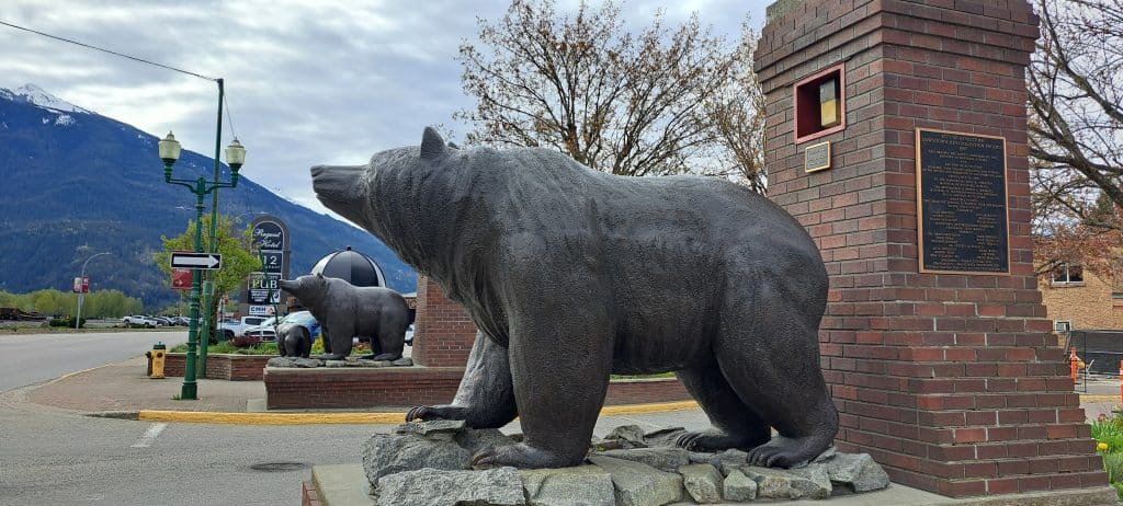 Bear statues in Revelstoke at the entrance of Grizzly plaza. A mother and cub on one side of the main road and a single bear on the other side of the road.